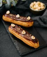 français éclairs avec Chocolat et noisettes photo