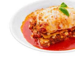 italien lasagne avec tomate sauce isolé sur blanc Contexte photo