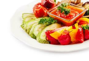 grillé coloré des légumes sur blanc assiette photo