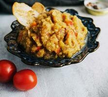 aubergine caviar dans une verre assiette photo