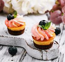 Chocolat petits gâteaux avec rose crème et Frais myrtille photo