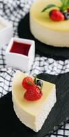 Frais fraise cheesecake sur noir plateau photo