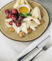 fromage assiette servi avec du vin et mon chéri Haut vue photo