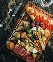 fromage, Viande, les raisins et Olives antipasto photo