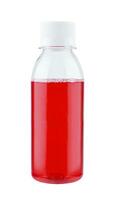 petit Plastique bouteille avec fraise jus sur une blanc photo