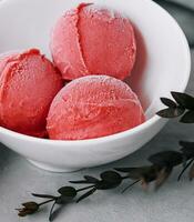 fraise la glace crème des balles dans une blanc bol photo