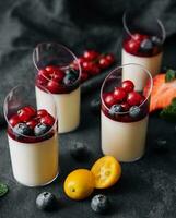 dessert panna cotta avec Frais baies photo