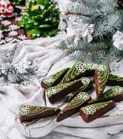 Chocolat Brownies dans forme de Noël des arbres avec vert glaçage photo