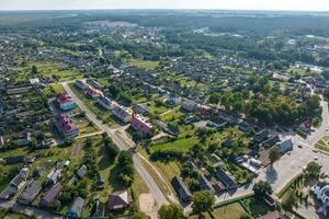 aérien vue sur provincial ville ou gros village logement zone avec beaucoup bâtiments, routes et jardin. photo