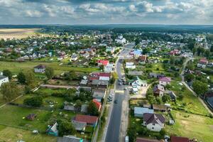 aérien vue sur provincial ville ou gros village logement zone avec beaucoup bâtiments, routes et jardin. photo