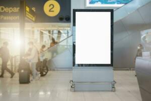 Vide panneau d'affichage. avec flou image de gens en marchant dans aéroport Terminal photo