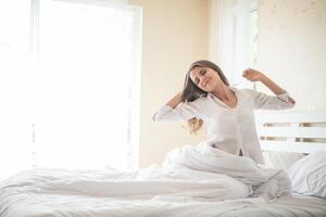 jeune femme paresseuse assise dans la chambre photo