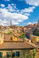 Skyline du centre-ville de Sienne en Italie photo