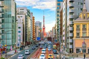 vue sur la rue de la ville de tokyo avec la tour de tokyo photo
