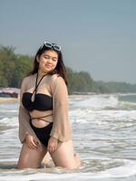 portrait Jeune femme asiatique joufflu graisse mignonne magnifique un la personne dans bikini noir sexy vue de face tropical mer plage blanc le sable nettoyer et bleu ciel Contexte calme la nature océan vague l'eau Voyage amusement content photo