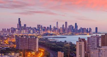 Horizon du centre-ville de Chicago au coucher du soleil de l'Illinois aux États-Unis photo