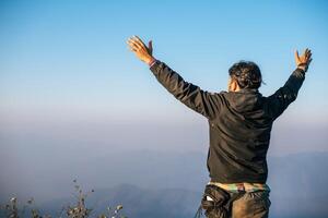 homme voyageant avec sac à dos randonnée en montagne photo