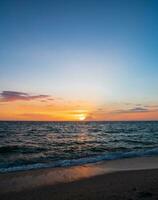 paysage point de vue panorama été mer vent vague cool vacances calme côtier coucher de soleil ciel lumière orange d'or soir journée regardez calme nature tropical belle mer eau voyage bangsaen plage thaïlande photo