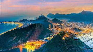 vue nocturne de la plage de copacabana, urca et botafogo à rio de janeiro photo