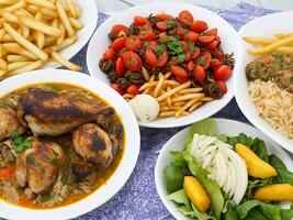 gratuit photo dîner ensemble avec dolma soupes, salades et poulet avec riz et français frites génératif ai