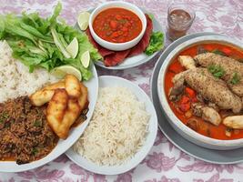 gratuit photo dîner ensemble avec dolma soupes, salades et poulet avec riz et français frites génératif ai