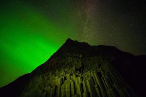 Aurores boréales au-dessus de la plage de sable noir à vik photo