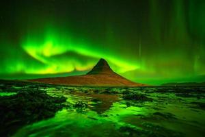 aurores boréales sur la montagne kirkjufell photo