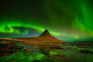 aurores boréales sur la montagne kirkjufell photo