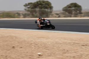 compétition de moto sur une piste de course un jour d'entraînement photo