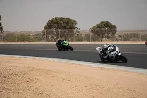 compétition de moto sur une piste de course un jour d'entraînement photo