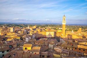 Skyline du centre-ville de Sienne en Italie photo