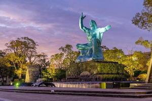 Statue de la paix dans le parc de la paix de Nagasaki, Nagasaki, Japon photo