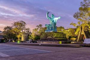 Statue de la paix dans le parc de la paix de Nagasaki, Nagasaki, Japon photo
