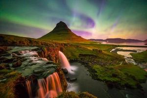 aurores boréales sur la montagne kirkjufell photo