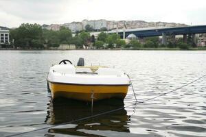 bateau Dock sur rivière dans Istanbul photo