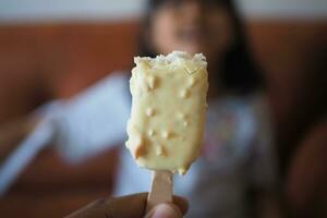 enfant main atteindre pour une la glace crème photo