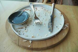 assiette vide après avoir mangé sur table photo