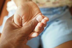 père tenant la main du bébé enfant, gros plan. photo