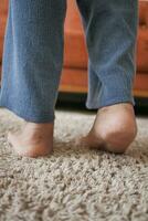 femme jambes pointe orteil pieds nus sur une Chariot à Accueil . photo