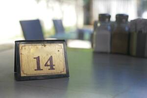 14 nombre signe nombre sur café table . photo