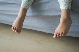 5 ans enfant fille pieds gros plan photo