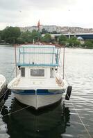 bateau Dock sur rivière dans Istanbul photo