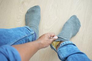 Hommes pieds dans lumière chaussettes sur le sol. photo