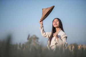 agricultrice vietnamienne dans le champ de récolte de blé