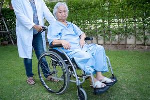 aide et soins du médecin femme âgée asiatique patiente assise sur un fauteuil roulant