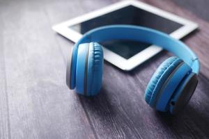 concept de livre audio. casque et tablette numérique sur table photo