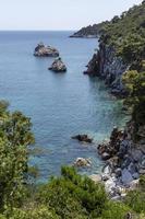 vue sur la baie immaculée d'une île de grèce. photo