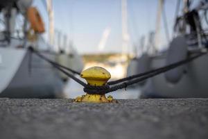 2 yachts sécurisés sur une borne métallique photo