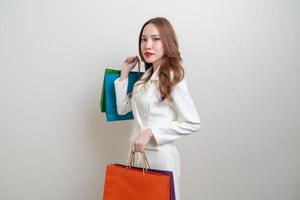 Portrait belle femme asiatique tenant un sac à provisions sur fond blanc photo