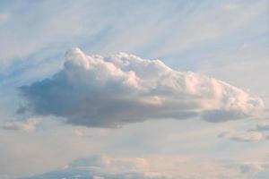 ciel d'été avec des nuages duveteux blancs abstraits au soleil du jour photo